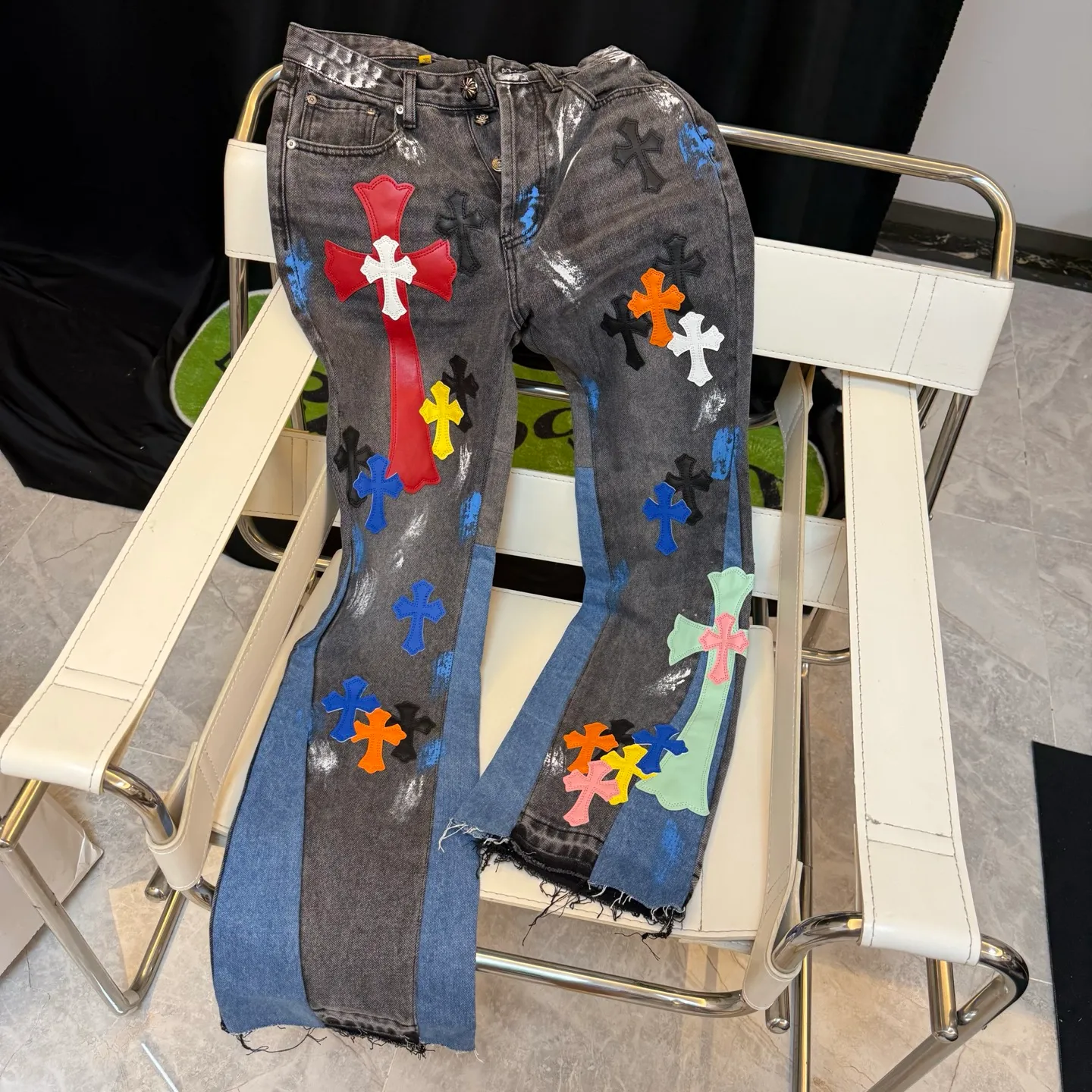 P290 model number: D332 GALLERY DEPT & Chrome hearts co-branded colorful leather cross loose washed flared jeans to truly restore the ultimate vintage texture. Original hardware accessories washed and other elevators, QR code analysis are all purchased from the original factory, high degree of restoration, you are welcome to compare with a certain product~ Three-dimensional version Loose and comfortable, not picky about the body shape Make you taller and slimmer Factory Seiko Original quality control Same style for men and women Can be matched with couples Versatile recommendation Necessary jeans for all seasons Trendy people have been disappointed. From the quality selection of fabrics, the tailoring of details, and the matching of patterns, everything is impeccable! The upper body is so handsome when worn...it can be easily worn by men, women and children! The craftsmanship is made of heavy-duty washed pure cotton denim fabric. After washing, it is soft and thick. It is very stylish when worn. Size: 28, 30, 32, 34, 36 (S-XXL) Color: Stitching Size reference # 28 trouser length 100 waist 72 30 trouser length 102 waist 76 32 trouser length 104 waist 80 34 trouser length 106 waist 84 36 pants length 108 waist circumference 88